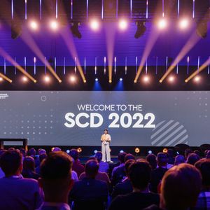 Moderatorin Claire Oelkers führte auf der Hauptbühne durch den Tag. (Bild: Shopware / Prepixel)