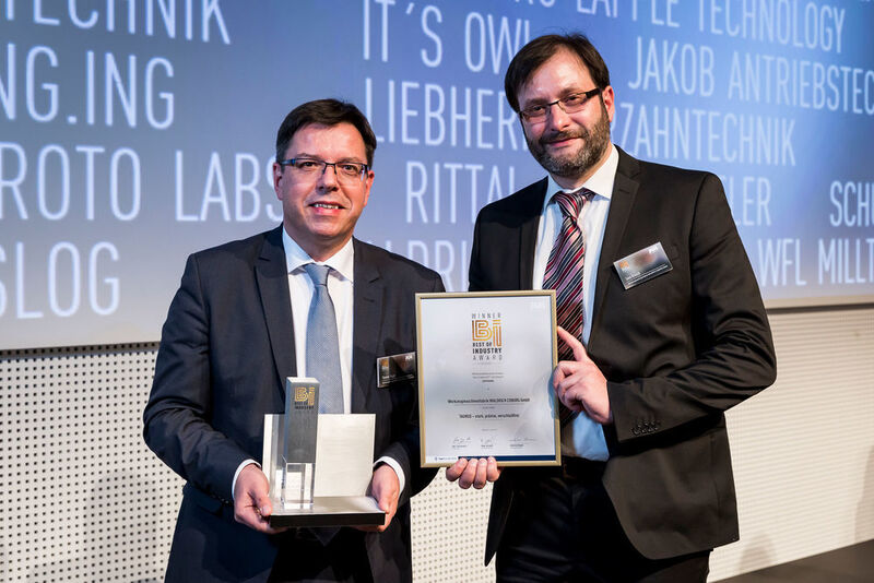 Der Gewinner in der Kategorie „Zerspanung“: Werkzeugmaschinenfabrik Waldrich Coburg GmbH – Portalfräsmaschine Taurus. Thomas Nagel (links) und Sven Grosch nehmen den Award entgegen. (Stefan Bausewein / VBM)