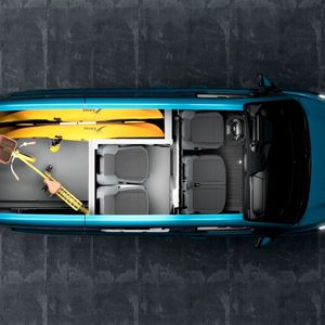 Den E-Transit Custom bietet Ford mit Einze- und Doppelkabine, aber auch als Kombi an. Es gibt auch zwei Dachhöhen zur Auswahl. Wer das flache nimmt, hat ein Fahrzeug, das unter einem Meter hoch ist, wie Ford dazu erklärt.(Bild:  Ford-Werke)