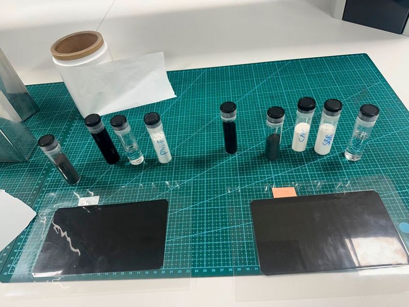 Das sind die Ausgangsmaterialien für eine Batterie. Sie müssen vor der Verarbeitung in Sachen Qualität geprüft werden. Darunter befinden sich diverse Kohlenstoffverbindungen, aber auch Lithium, wenn es um Lithium-Ionen-Batterien geht. (Bild: Th. Isenburg)