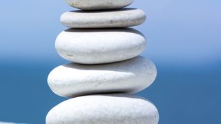 Es kommt auf eine gesunde Führung an - im doppelten Sinne: Zum einen nehmen die Führungskräfte eine zentrale Rolle bei der Förderung der psychischen Gesundheit ihrer Mitarbeiter ein. Zum anderen müssen sie ein Vorbild sein. Nur dann sind auch die Beschäftigen mit großer Wahrscheinlichkeit gesund. (Bild: twinlili / pixelio.de)