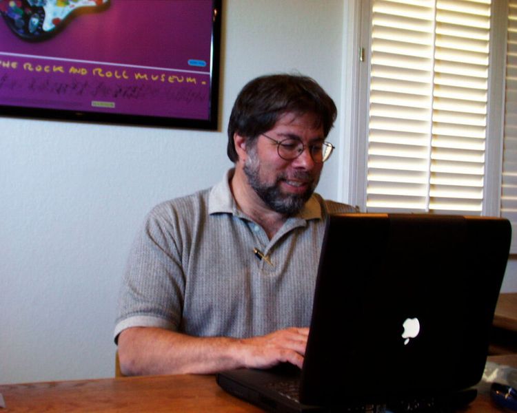 Steve Wozniak im Jahr 2005 mit einem Powerbook. (Bild: frei lizenziert)