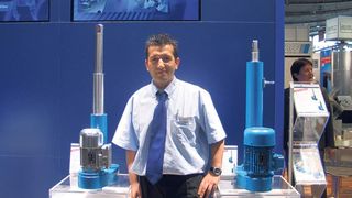 Die kompakten Linearantriebe mit parallelem Motoranbau: rechts in einstufiger (CLA) Ausführung, links in zweistufiger (CLAT) Ausführung. Yüksel Aslan, Projektingenieur bei Pfaff-Silberblau, gibt den Messebesuchern bei Fragen rund um die neuen Antriebe gerne Auskunft. Bild: Otto (Archiv: Vogel Business Media)