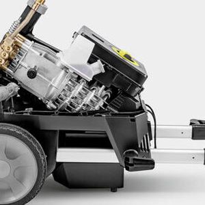 Im Geräteinneren befinden sich ein vierpoliger Motor sowie eine Taumelscheibenpumpe.(Bild:  Kärcher)