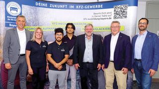 V. l.: Obermeister Roland Hoier stellte das Projekt vor – mit dabei Ramona Zierlein (AH Iglhaut), Prabin Khadka (Azubi AH Iglhaut), Prayash Bista (Azubi AH Meyer), Klaus Meyer (Autohaus Meyer), Conny Beständig (2. stellv. Obermeister) und Marcus Eisner (1. stellv, Obermeister). (Bild: Zietz - VCG)