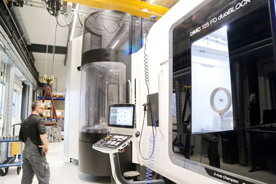 Le DMG 125 FD pour l'usinage de pièces de grande taille : pour les pièces aéronautiques à paroi mince que Keller usine dans la masse, jusqu'à 90 % du matériau est enlevé lors du dégrossissage. Le DMG 125 FD pour l'usinage de pièces de grande taille : pour les pièces aéronautiques à paroi mince que Keller usine dans la masse, jusqu'à 90 % du matériau est enlevé lors du dégrossissage.