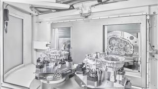 Das zweispindlige Bearbeitungszentrum G520 von Grob ermöglicht Kunden unter anderen aus der Automobilbranche die parallele Zerspanung von zwei Werkstücken. (Bild: Grob)