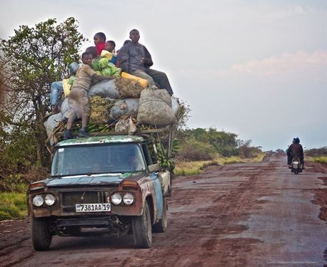 Schmuggel: Gemüse und Bananen sollen verschleiern, dass dieser Lieferwagen wertvolle Metallerze transportiert. (Bild: Sasha Lezhnev/Enough Project)