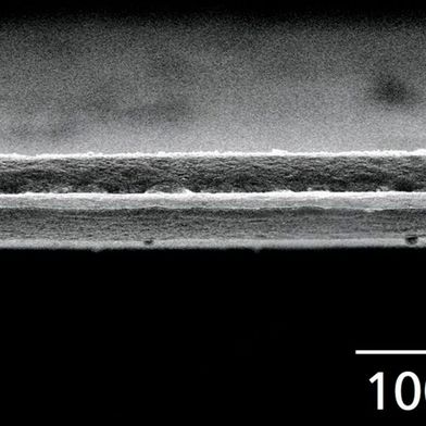 REM-Bild der Schnittflanke einer per Laser geschnittenen Lithium-Metall-Anode. Der Laserprozess erzeugt eine gleichmäßige, nahezu gratfreie Kante mit minimaler Wärmeeinflusszone und ohne mechanische Verformung des reaktiven Metalls. (Bild: Fraunhofer ILT)