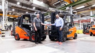 Nach 18 Jahren endete am 1. Juli 2020 mit der symbolischen Staffelstabübergabe die Ära der verbrennungsmotorischen Staplerbaureihe 392/393 im Traglastbereich von 2,0 bis 3,5 t. (Linde-MH)