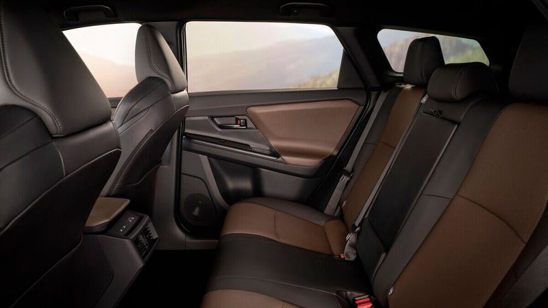 Durch die längere Heckpartie haben die hinteren Passagiere viel Platz. (Bild: Toyota)