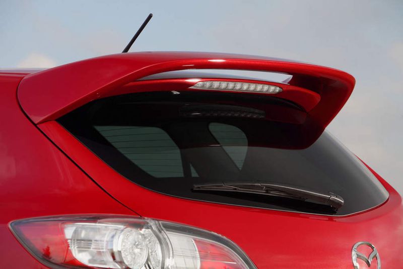 Ein großer Dachheckspoiler mit einem integrierten LED-Bremslicht prägt die Rückansicht des neuen Mazda MPS. (Archiv: Vogel Business Media)