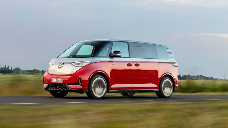 Der Volkswagen ID Buzz kommt mit wichtigen Änderungen und Ergänzungen: So gibt es ihn nun mit langem Radstand.(Bild:  Autoren-Union Mobilität/Volkswagen)