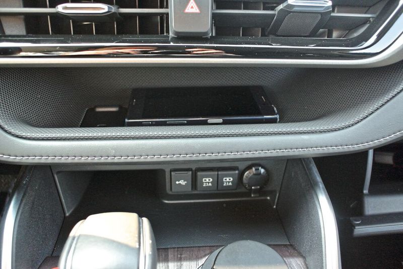 Für das Mobiltelefon oder für Geldbeutel gibt es ein praktisches Fach über der Mittelkonsole. (Bild: Sven Prawitz)