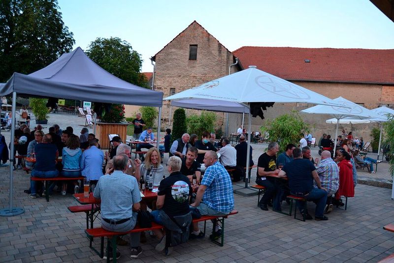 Hier ließen die Teilnehmer ihre Eindrücke Revue passieren. (Bild: Dotzler, Dominsky, Lacher, Maderner, Michel, Rosenow, Schweitzer/»kfz-betrieb“)