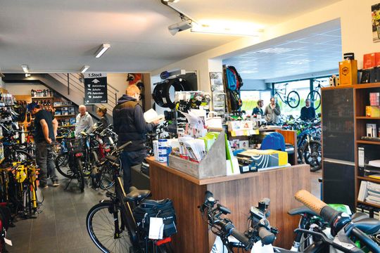 Ein Fahrradshop ergänzt das klassische Pkw-Geschäft im Autohaus Dämpfle.(Bild:  Mauritz)