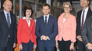 Politik und Wissenschaft trafen bei der Gründungsveranstaltung des Fraunhofer-Zentrums für Kognitive Produktionssysteme CPS am Fraunhofer-IWU in Dresden und der Unterzeichnung eines Memorandum of Understanding (MoU) in Dresden aufeinander. (Fraunhofer-IWU/Ines Escherich)