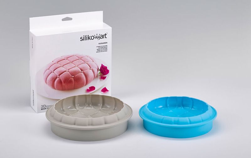 Die folgenden Plagiate sind alle gleichwertig „ausgezeichnet“. Die 3D-Silikon-Backform „Eleganza“ stammt original (links) von Silikomart aus Italien. Das individuelle, geschützte Produktdesign von Silikomart wurde 1:1 kopiert, der Gesamteindruck von Original und Plagiat ist trotz Größenunterschied identisch. Silikomart verwendet für all seine Produkte hochwertiges, elastisches und flüssiges Rohsilikon - zertifiziert als geeignet für den direkten Lebensmittelkontakt. Das Plagiat ist aus festerem Rohsilikon hergestellt, die Form ist härter – und das Plagiat ist sogar teurer als das Original. (Aktion Plagiarius e.V.)