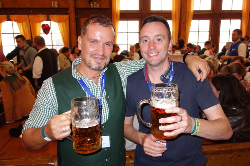 Ein Prosit! (l.) Rainer Schweyer und Hayden Tunstall, NEC (Bild: IT-BUSINESS)