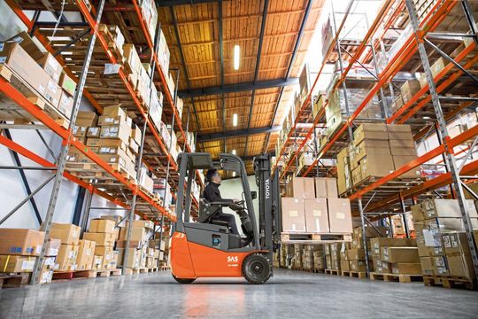 Das ist der neue Elektro-Gegengewichtsstapler Traigo24 von Toyota Material Handling. Er laviert auf drei Rädern auf kleinstem Raum und ist der kompakteste seiner Art, wie der Hersteller betont. Dennoch müsse man auf Komfort und Sicherheit in keiner Hinsicht verzichten. Das ist der neue Elektro-Gegengewichtsstapler Traigo24 von Toyota Material Handling. Er laviert auf drei Rädern auf kleinstem Raum und ist der kompakteste seiner Art, wie der Hersteller betont. Dennoch müsse man auf Komfort und Sicherheit in keiner Hinsicht verzichten.