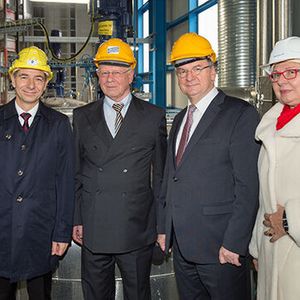 Bei der Besichtigung der Anlage: (v.l.n.r.) Christof Günther, Geschäftsführer Infra Leuna, Klaus Paur, Geschäftsführer Leuna-Harze, Reiner Haseloff, Ministerpräsident des Landes Sachsen-Anhalt, Dietlind Hagenau, Bürgermeisterin der Stadt Leuna.
