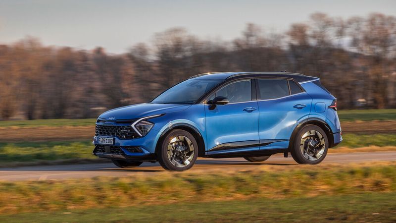 Der ab 27.790 Euro startende Sportage kommt wuchtig daher und verströmt dabei noch einen Hauch von Outdoor-Charakter. (Kia)