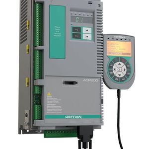 Der neue energiesparende Frequenzumrichter ADP200 für die Kontrolle von Servorpumpen in Hybrid-Spritzgießmaschinen liefert eine präzise Druck- und Durchflussregelung.