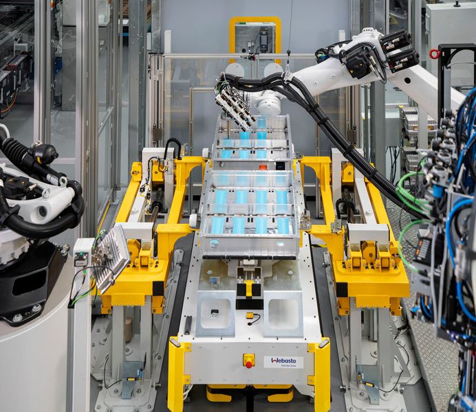 Auf der sogenannten Multi-Product-Line stellt das Webasto-Werk Schierling Batteriesysteme für Nutzfahrzeuge her. (Bild: Webasto)