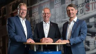 Das Liqui-Moly-Geschäftsführertrio Günter Hiermaier (links), Salvatore Coniglio sowie Dr. Uli Weller ist mit dem Geschäftsjahr 2024 sehr zufrieden. (Bild: Bruno Werndl)