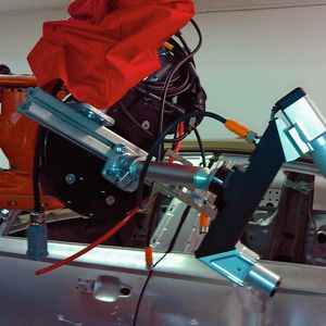 Bei dieser Anwendung sollen automatisiert Spaltmaße bei Karosserien gemessen werden. Dazu wird ein smartes Sensor-Interface für roboterbasierte Metrologie benötigt und ein portabler Sensorkopf.