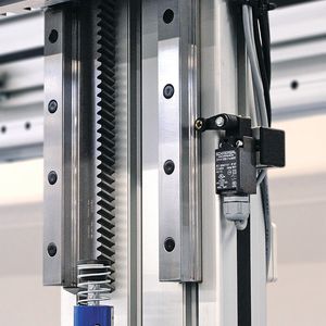 Schwere Lasten präzise positionieren: D-Line-Z-Achse mit Zahnstangenantrieb