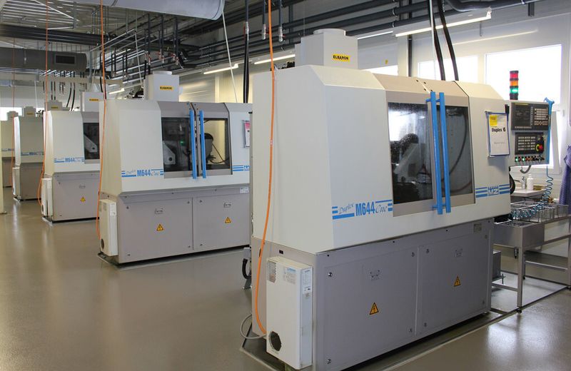 Die Duplex M644 CNC ist eine reine Schneckenfräsmaschine. Sie eignet sich für die Bearbeitung von Messing- und Stahlschnecken bis maximal Modul 2,5 (Stahl). (Fanuc)