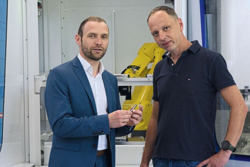 Produktiv für die Serie: Mario Voglmayr (l), Gebietsverkaufsleiter Österreich bei Walter, und Stefan Laglstorfer, Mitgründer und Inhaber der RLZ Zerspanungstechnik GmbH in Steyr, überzeugen sich von den Funktionen des Robotladers, der auch in chaotischer Folge unbeaufsichtigt bis zu 500 Rohlinge beziehungsweise Werkzeuge von Paletten be- und entlädt und in die Schleifspindel zuführt.  (Bild: Konrad Mücke / Walter)