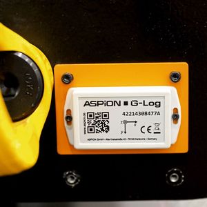 Ein Datenlogger, angebracht an einem Maschinenständer.(Bild:  Junker)