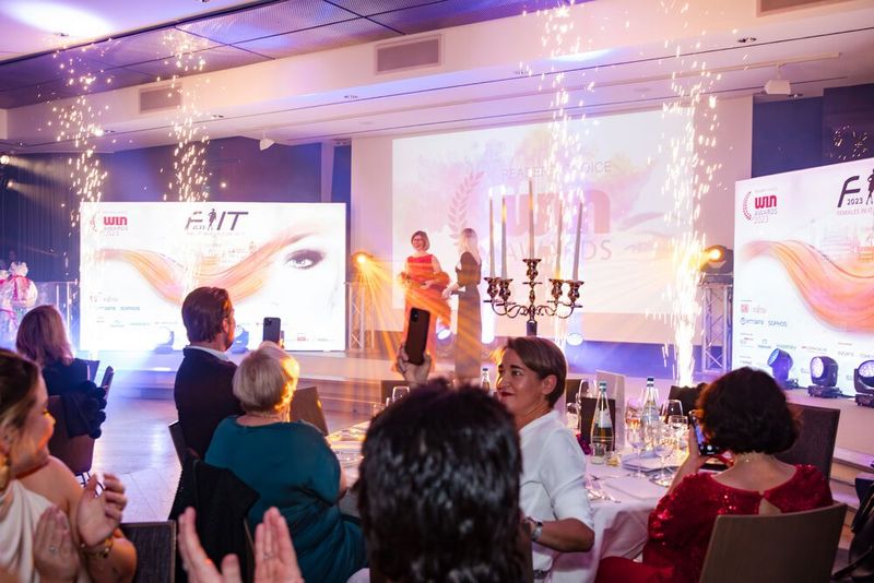 In Abendrobe gehüllt eröffnen Daniela Schilling und Eva Kanzler die Award-Gala! (Bild: www.hamann.photo)