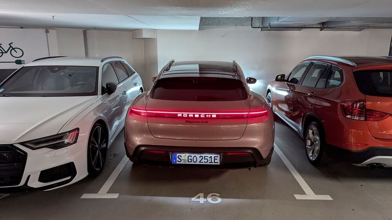 ... Heckabschluss, der hat recht. Mit 1,97 Metern Breite (2,14 Meter mit Spiegeln) ist der Taycan ein mächtiger Brocken und im Parkhaus eine echte Herausforderung.  (Bild: Rosenow – VCG)
