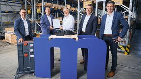 Patrik Menges (2. v. l.), Vertriebsleiter von SEW-Eurodrive Deutschland, übergibt den dreimillionsten IE3-Motor in Deutschland an die Masa GmbH in Andernach.  (Bild: SEW-Eurodrive)