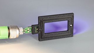 In einem Rutsch! Experten am Fraunhofer-IPA ist es nun gelungen, Sensoren und andere elektronische Systeme in einem Arbeitsgang additiv zu fertigen. Der Schlüssel für den Erfolg sind elektrisch leitfähige Kunststoffe. Hier mehr dazu. (Bild: Frauhofer-IPA / R. Bez)