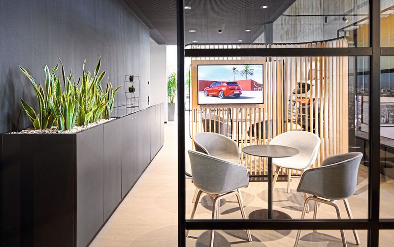 Im Inneren erwartet die Kunden eine Lounge-artige Einrichtung. (Bild: Scherer/Thorsten Gauls)