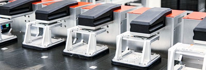 Die Programmier- und Testzeiten einer I/O-Klemme haben sich nicht verändert, der Durchsatz jedoch massiv: Etwa alle 3 Sekunden verlässt eine programmierte und umfassend getestete Klemme die Anlage.(Bild:  Beckhoff)