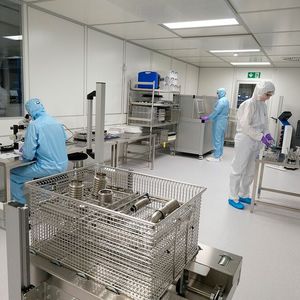 A High Purity Test Centre with a cleanroom and various measuring and analysis methods is available for process design and definition of process parameters under production-related conditions. Contract cleaning orders are also carried out here. (Source:  Ecoclean)