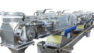 Fünf Meter langer Vibrationsförderer mit drei pneumatisch betätigten Auslaufventilen
 (Bild: Vibra Maschinenfabrik)