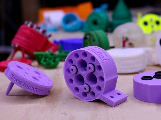 Wesentliche Bestandteile des Farmbots, wie Riemen, Pflanzaufsatz oder Bewässerungsdüse, stammen aus einem 3-D-Drucker. (Bild: Farmbot.io)