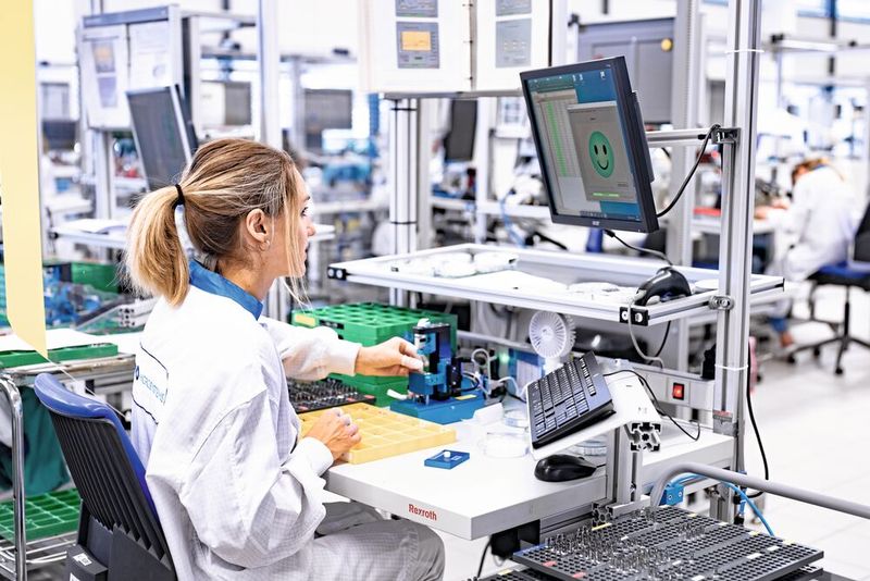 Assemblage chez MPS Micro Precision Systems (Source : Copyright | Sébastien Deloy Studio Photo SPPJ ©)