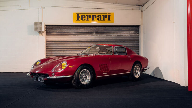 Der 1966er 275 GTB/4 ist Ferraris erster Sportwagen mit einem Motor, der mit vier obenliegenden Nockenwellen ausgestattet ist. (Autoren-Union Mobilität/RM Sotheby's)