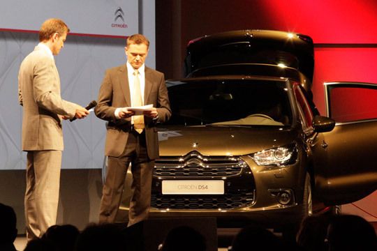 Jürgen Virkus (re.), Leiter Produktmanagement, präsentiert den neuen DS 4. (Archiv: Vogel Business Media)