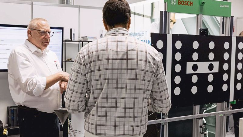 Auch bei Bosch hat das Thema FAS-/ADAS-Kalibrierung einen hohen Stellenwert. Mit dem DAS 3000 bietet das Unternehmen gerade auch K&L-Betrieben ein praktisches und vielseitiges Werkzeug zum Prüfen von Kameras und Radar-/Lidar-Sensoren. (Bild: Stefan Bausewein)