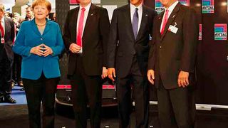 Im Gespräch mit US-Präsident Barack Obama (3.v.l.) und Bundeskanzlerin Dr. Angela Merkel (links) erläuterte Dr. Friedhelm Loh (2.v.l.), Inhaber und Vorsitzender der Geschäftsführung von Rittal, auf der Hannover Messe 2016 die Bedeutung von Software für die Produktion von morgen. (Bild: Rittal GmbH & Co. KG)