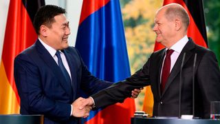 Deutschland will die Beziehungen zur Mongolei jetzt ausbauen. Es gehe etwa um Kupfer und seltene Erden. Ein partnerschaftlicher Händedruck zwischen Bundeskanzler Olaf Scholz und dem mongolischen Premierminister Luvsannamsrain Oyun-Erdene besiegelt das Abkommen. (Bild: B. v. Jutrczenka / dpa)