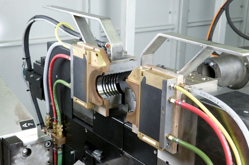In der dritten Phase des Schweißprozesses wird der Lichtbogen durch eine wassergekühlte Magnetspule zur Rotation gebracht.  (Bild: Kuka Systems)